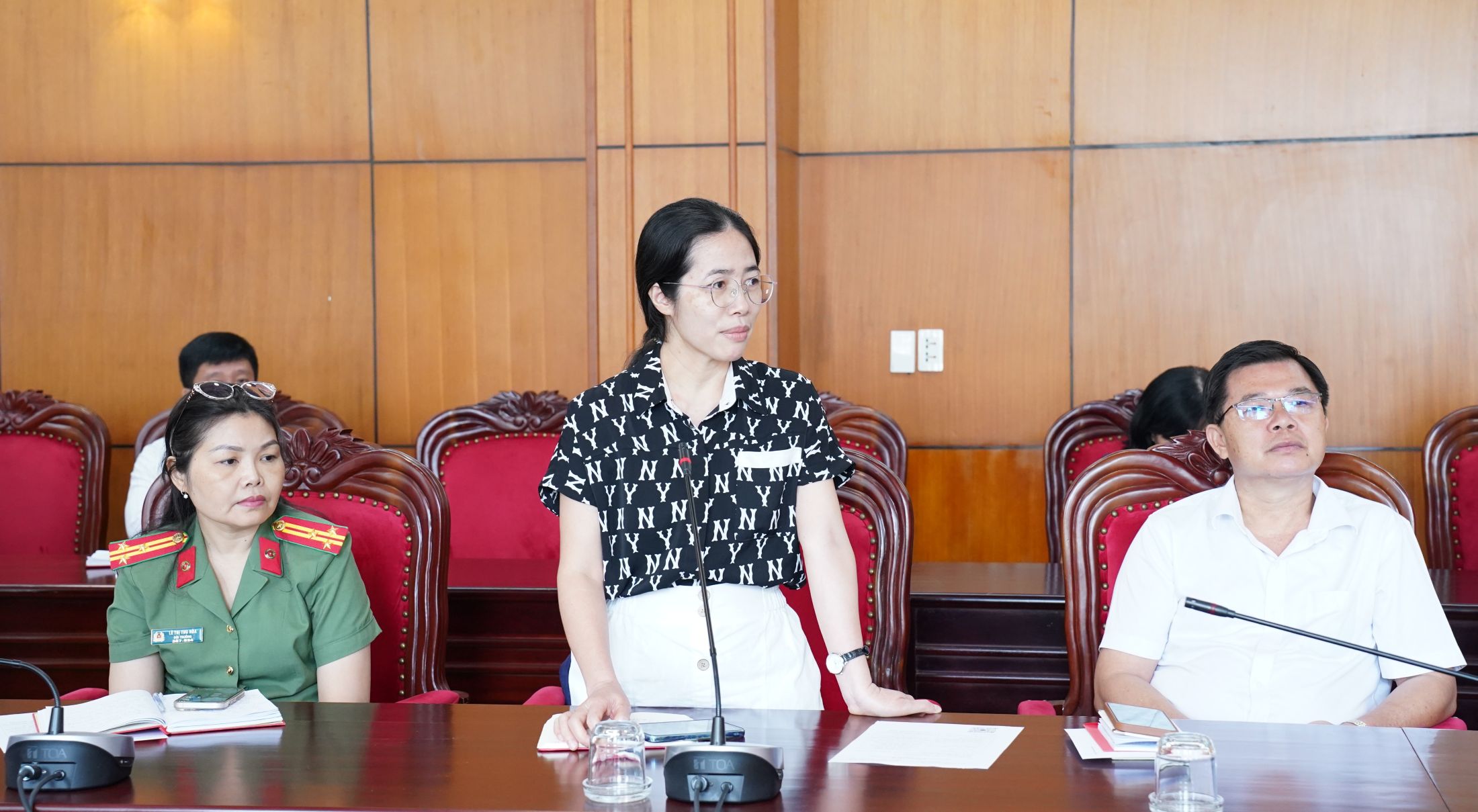 Phó Giám đốc Báo và Phát thanh, Truyền hình Đắk Lắk Đàm Thị Thuần phát biểu thảo luận tại hội nghị.
